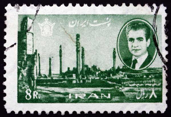 ایران - حدود 1966 تمبری چاپ شده در ایران محمدرضا شاه پهلوی شاه ایران و خرابه های تخت جمشید حدود 1966 را نشان می دهد