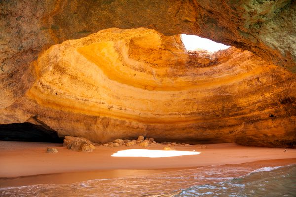 غار معروف در ساحل benagil در آلگاروه پرتغال