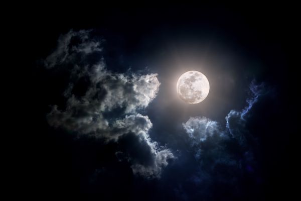 ماه در روز ابری