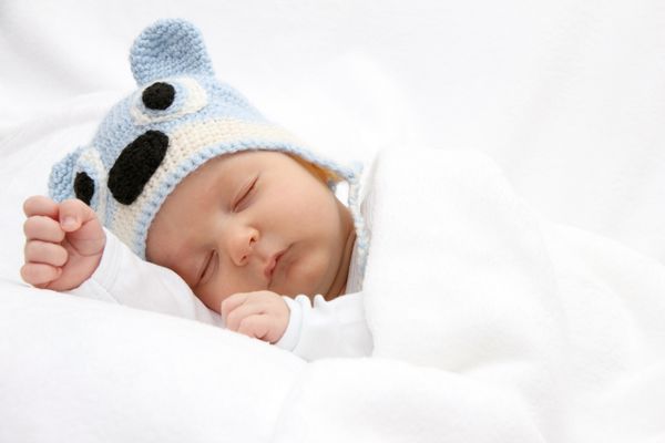 نوزاد خواب با کلاه بافتنی
