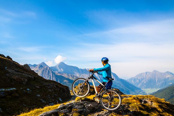 دوچرخه سواری کوهستان - زن دوچرخه سوار دولومیت ایتالیا