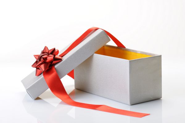 جعبه هدیه باز با پاپیون و روبان قرمز در زمینه سفید