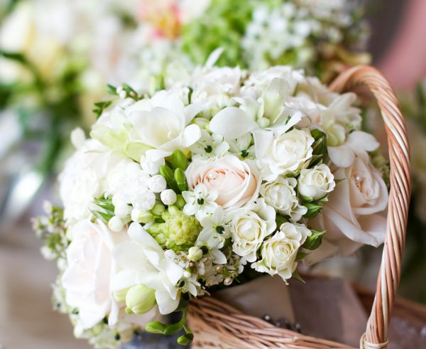 دسته گل های عروسی سفید زیبا در سبد