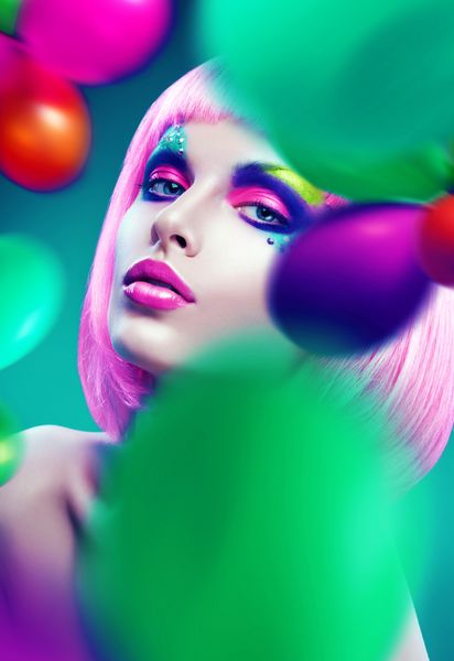 زنی با موهای صورتی و بادکنک های رنگارنگ