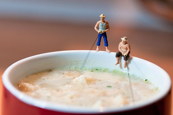 ماهیگیران مجسمه در یک لیوان سوپ ماکرو po