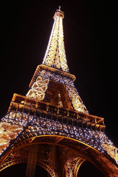برج ایفل در پاریس در شب
