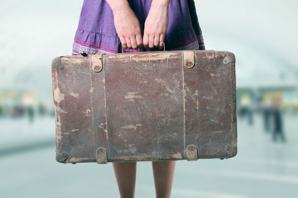 زن با چمدان در فرودگاه