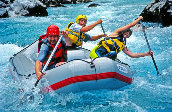 رودخانه سوکا اسلوونی - 8 ژوئیه رفتینگ با آب سفید بر روی تپه های رودخانه سوکا در 8 ژوئیه 1998 در پارک ملی تریگلاو اسلوونی سوکا یکی از زیباترین رودهای اروپاست
