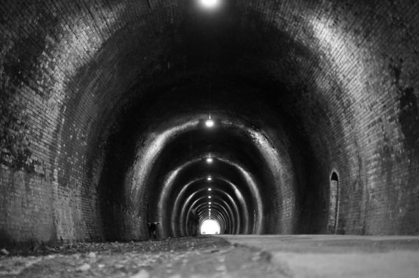 تونل سیاه و سفید با نورپردازی