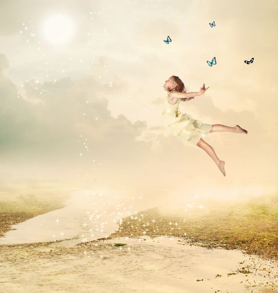 دختر کوچکی که با پروانه ها در گرگ و میش پرواز می کند