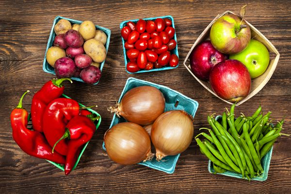 کشاورزان تازه محصولات میوه و سبزیجات را از بالا به بازار عرضه می کنند