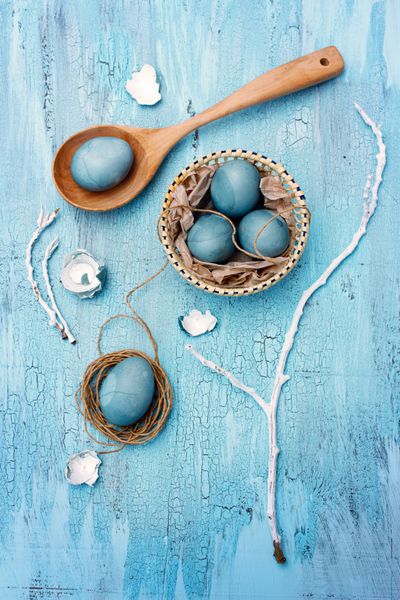 طبیعت بی جان با تخم مرغ های آبی عید پاک نسخه unus تخم مرغ رنگ آمیزی شده با هیبیسکوس