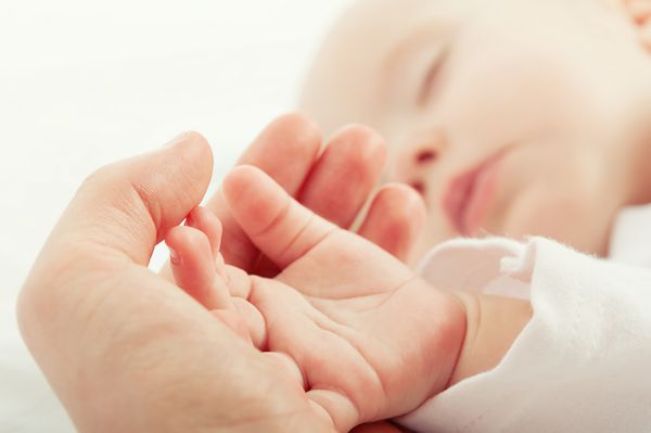 کودک خوابیده را در دست مادر از نمای نزدیک تحویل دهید