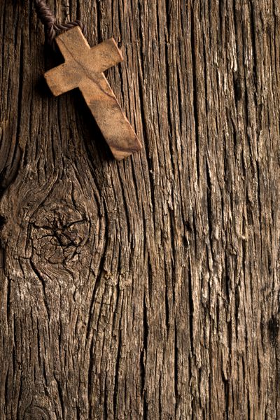 صلیب چوبی آنتیگ در زمینه چوبی قدیمی
