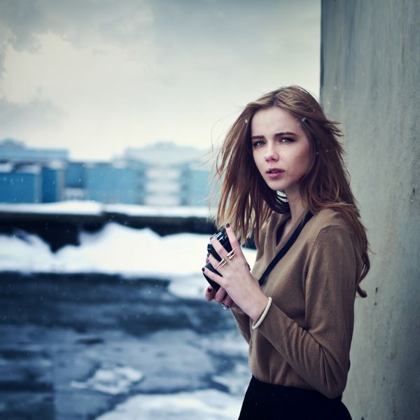دختر زیبای عکاس با لباس هیپستر po در زنگ های سرد