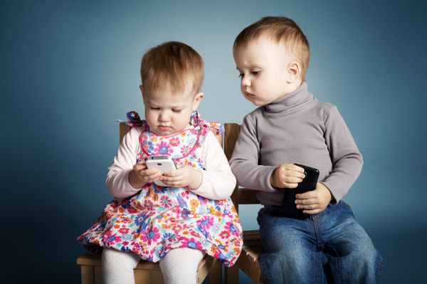 پسر و دختر کوچولو با موبایل