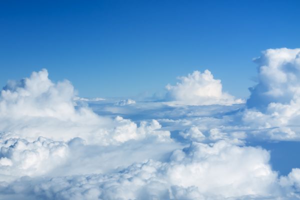 تصویری از پرواز بر فراز ابرها