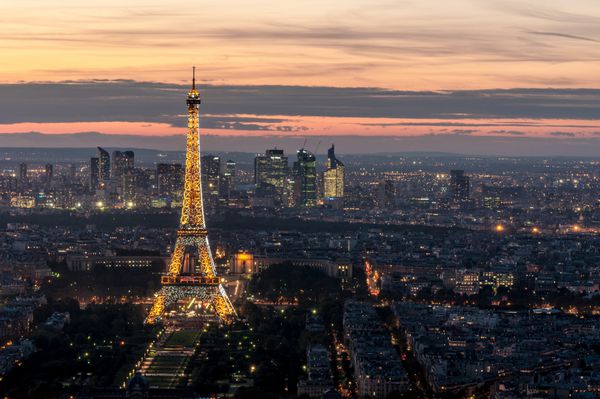 پاریس فرانسه - 29 سپتامبر برج ایفل در 29 سپتامبر 2012 در پاریس در سال 1889 ساخته شد و به نماد فرهنگی جهانی فرانسه و جهان تبدیل شده است