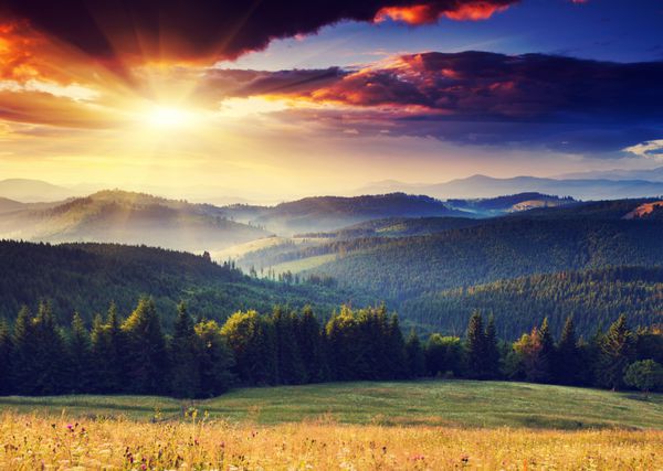 غروب باشکوه خورشید در منظره کوهستانی آسمان دراماتیک کارپات اوکراین اروپا