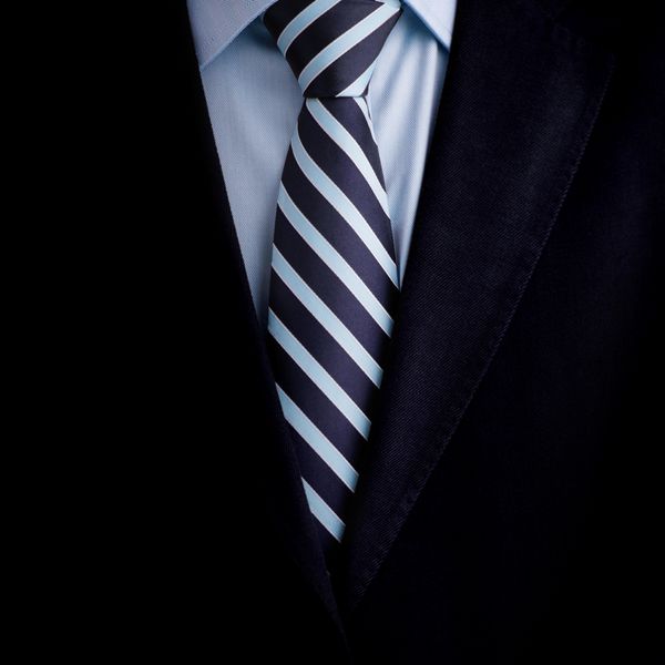 کت و شلوار تجاری مشکی با پس زمینه کراوات