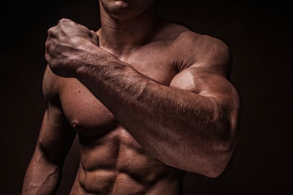 مدل مردانه عضلانی با بازوهای قوی