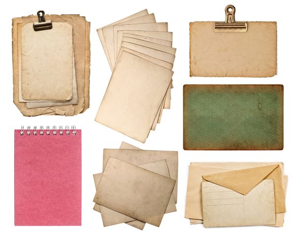 مجموعه ای از ورق های مختلف کاغذ قدیمی صفحات آلبوم و کتاب قدیمی کارت ها قطعات جدا شده در پس زمینه سفید