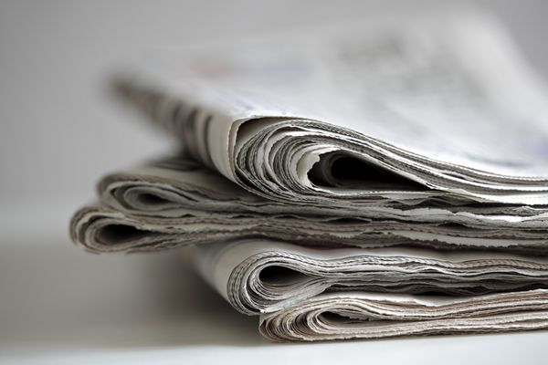 روزنامه ها تا شده و مفهومی برای ارتباطات جهانی روی هم چیده شده اند