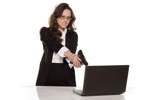 منشی عصبی و عصبانی با استفاده از اسلحه لپ تاپ شما را از بین می برد
