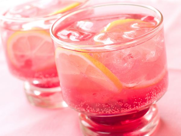 نوشیدنی آبلیموی تازه سرد از نزدیک تمرکز انتخابی