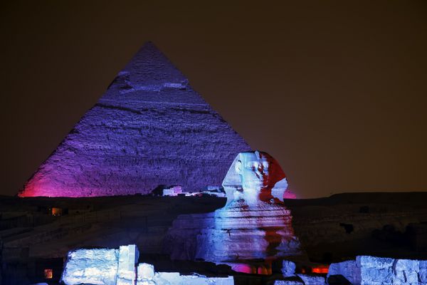 قاهره - 08 نوامبر هرم جیزا و ابوالهول برای نمایش صدا و نور جادویی در 08 نوامبر 2012 در قاهره مصر روشن می شوند