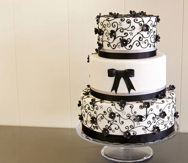 کیک عروسی تزیین شده با فوندانت