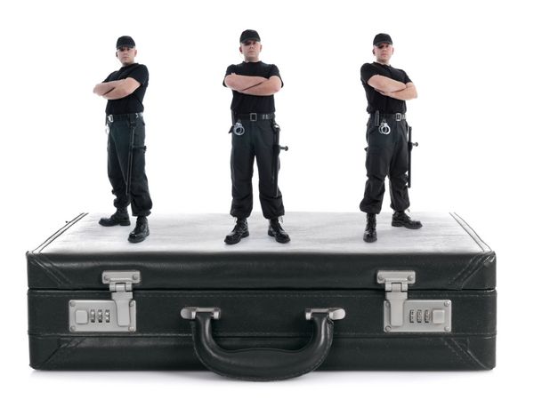 سه مرد امنیتی که روی چمدان رمزی سیاه روی سفید ایستاده اند مفهوم امنیتی