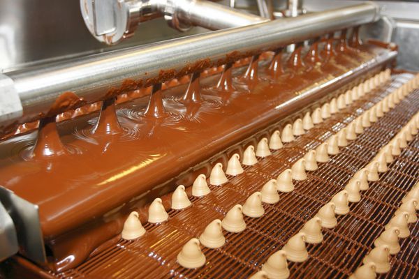 شیرینی روی نوار نقاله کارخانه شکلات