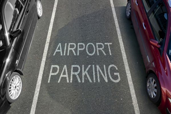 پارکینگ خالی فرودگاه با علائم سفید