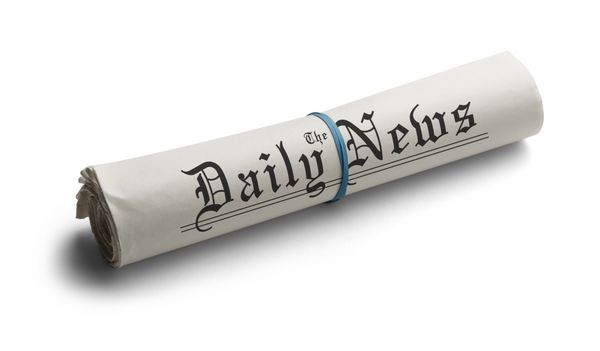 روزنامه پیچ شده با نوار لاستیکی اخبار روزانه جدا شده بر روی پس زمینه سفید