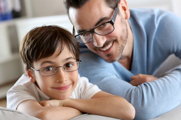 پرتره پسر جوان با بابا با عینک