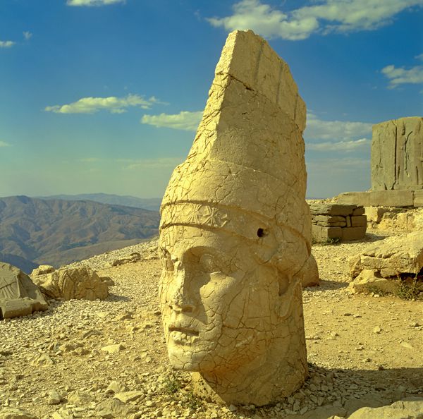 سر مجسمه ها در کوه نمروت در ترکیه سایت میراث جهانی یونسکو