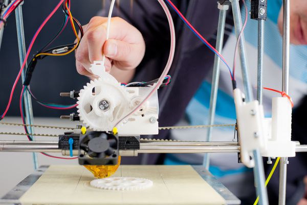 چاپگر پلاستیکی سه بعدی الکترونیکی در حین کار در آزمایشگاه مدرسه چاپگر سه بعدی چاپ سه بعدی