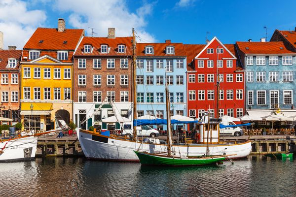 نمای تابستانی زیبا از ساختمان های رنگی نیهاون در کوپهناگن دانمارک