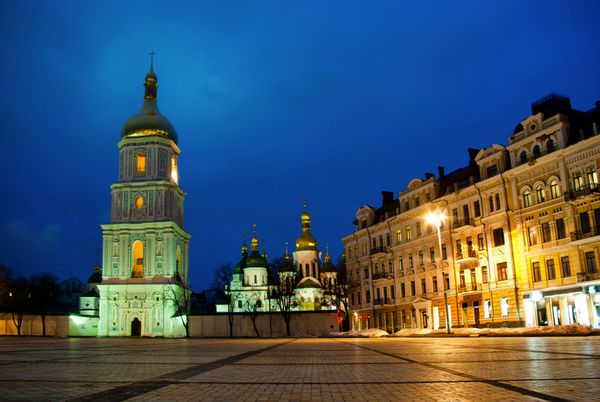 میدان سوفیفسکایا با برج ناقوس کلیسای سنت سوفیا