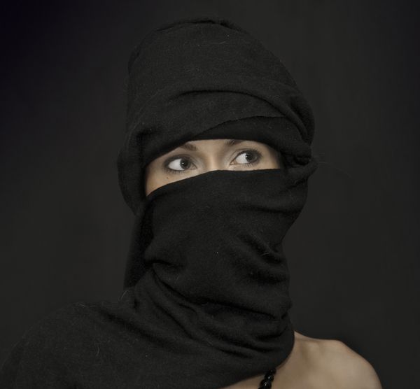 حجاب سیاه زن آسیایی که فقط چشم ها را نشان می دهد