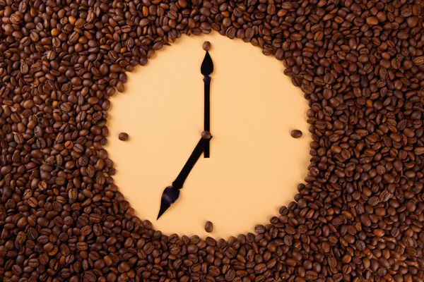 ساعت دیواری از دانه های قهوه نزدیک