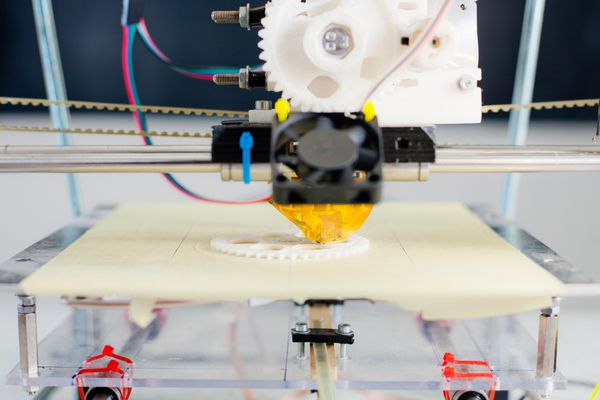 چاپگر پلاستیکی سه بعدی الکترونیکی در حین کار در آزمایشگاه مدرسه چاپگر سه بعدی چاپ سه بعدی