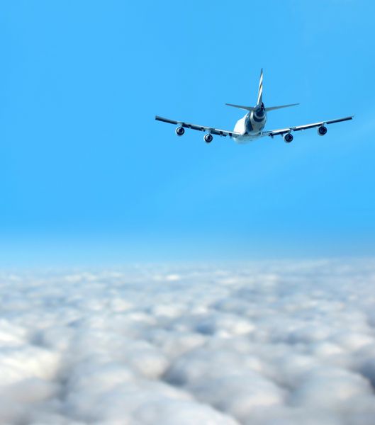 هواپیمای جامبو جت سنگین که بر فراز ابرها پرواز می کند