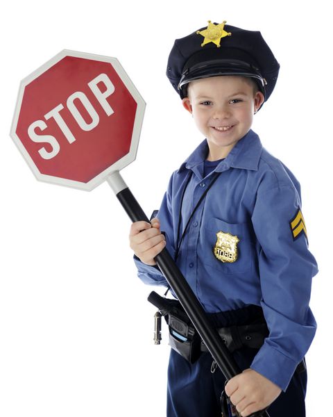 یک پلیس جوان دوست داشتنی که با خوشحالی تابلوی ایست را در دست دارد در زمینه سفید