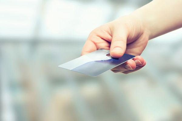 یک دست با کارت پلاستیکی اعتباری بانکی