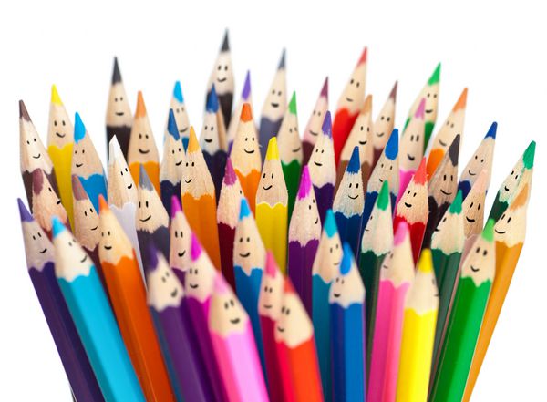 مدادهای رنگارنگ به عنوان افراد خندان منزوی مفهوم ارتباطات شبکه های اجتماعی