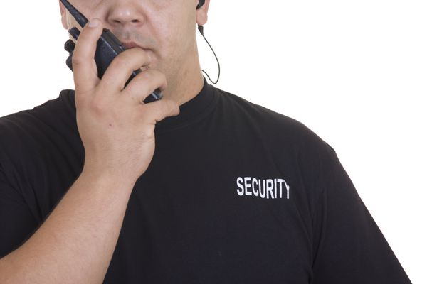 دست نگهبان امنیتی که رادیو واکی تاکی سی بی را در دست دارد