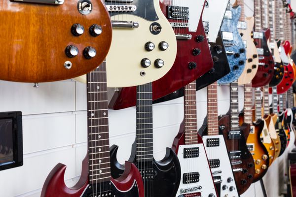 گیتار الکتریک آویزان به دیوار در مغازه