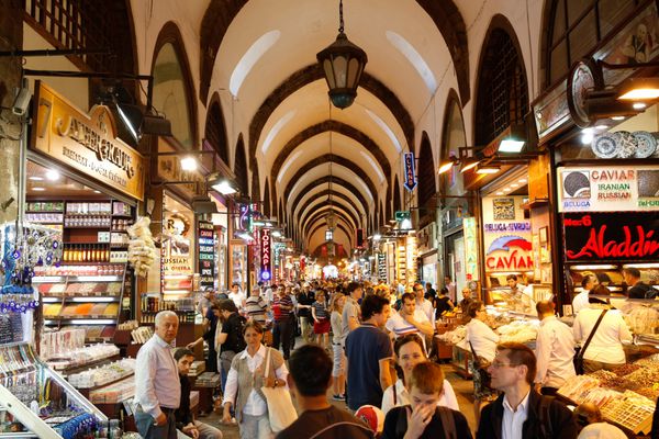 استانبول مه 1 مردم در بازار بزرگ در استانبول ترکیه یکی از بزرگترین بازارهای سرپوشیده جهان استانبول 1 می 2013 خرید می کنند